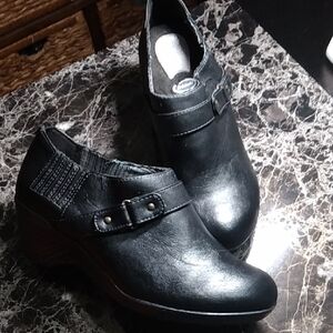 Elegant Black Leather Mules with Strap Detail